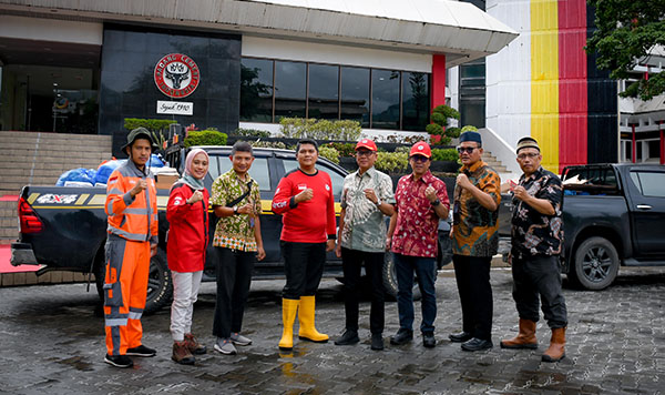 PELEPASAN TIM BANTUAN— Dirut PT Semen Padang Indrieffouny Indra (empat dari kanan) didampingi Direktur Operasi Pri Gustari Akbar (tiga dari kanan) dan Kepala Departemen Komunikasi & Hukum Perusahaan Iskandar Z Lubi, Kepala Unit Humas & Kesekretariatan Nur Anita Rahmawati melepas rombongan TRC Semen Padang dan CSR untuk menyerahkan bantuan sembako kepada korban terdampak banjir di sejumlah daerah di Kota Padang, Jumat (8/3) sore.