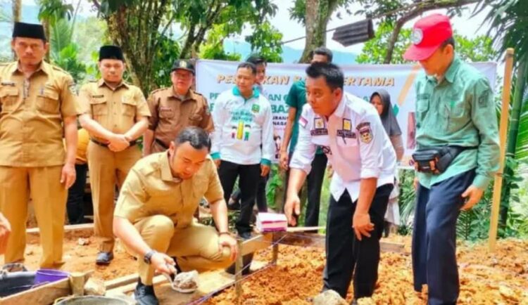 PEMBANGUNAN JAMBAN —Bupati Sijunjung Benny Dwifa menggelar peletakan batu pertama pembuatan jamban layak untuk keluarga kurang mampu