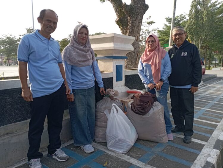 Ketua MKKS Tanahdatar Irsa Suryani dan Suami, Kepala SMA 2 Batusangkar serta Kepsek SMA 1 Sungai Tarab Febriorza sewaktu akan mengantarkan paket bantuan ke Pessel. (chandra antoni)
