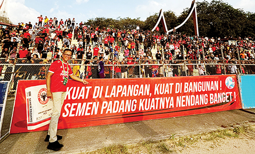 Persiapan Liga 1 Dimulai, Semen Padang FC Segera Selesaikan Masalah Stadion 1 DUKUNGAN— Direktur Utama PT Semen Padang, Indrieffouny Indra memberikan apresiasi atas keberhasilan tim Semen Padang FC promosi untuk berlaga di kasta tertinggi Liga 1 musim 2024/2025.