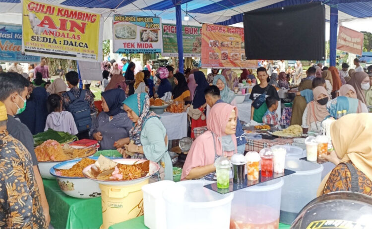 BERBURU TAKJIL— Setiap Ramadhan, Pemko Padang menyediakan Pasar Pabukoan yang dipusatkan di lapangan parkir Imam Bonjol, sama seperti tahun-tahun sebelumnya.