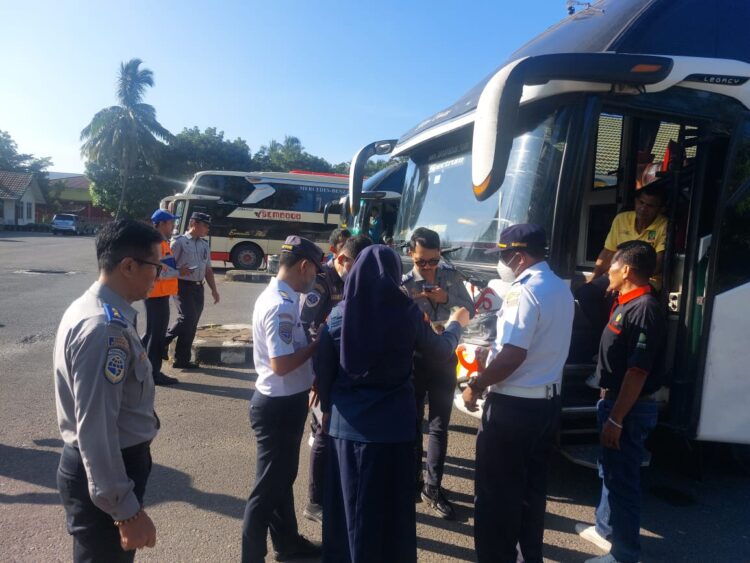 Petugas Terminal Tipe A Jati Kota Pariaman melakukan ramp check bus AKAP dan AKDP yang masuk terminal, Rabu (20/3).