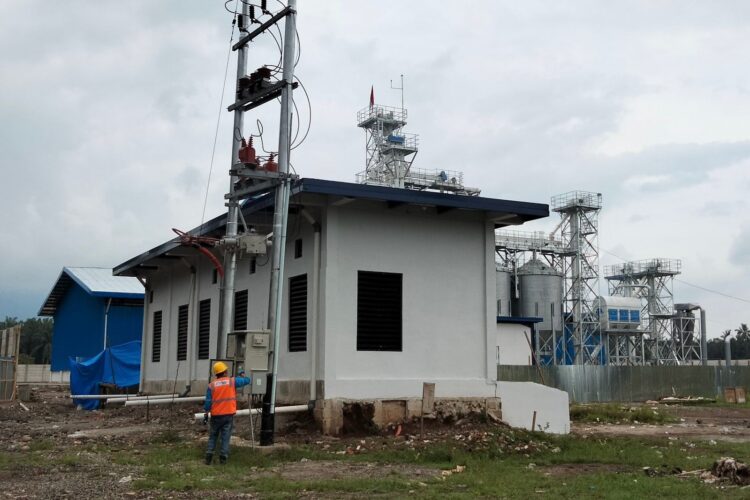 SUPLAI--PT PLN (Persero) menyuplai listrik sebesar 555 kilo volt ampere (kVA) untuk pabrik jagung milik Pemerintah Provinsi Sumatera Barat di Kinali, Kabupaten Pasaman Barat.