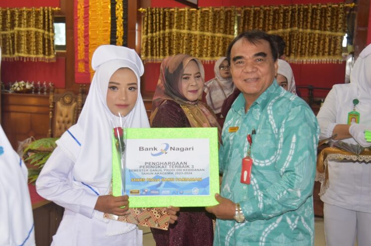 foto kanderi serahkan penghargan pada mahasiswa