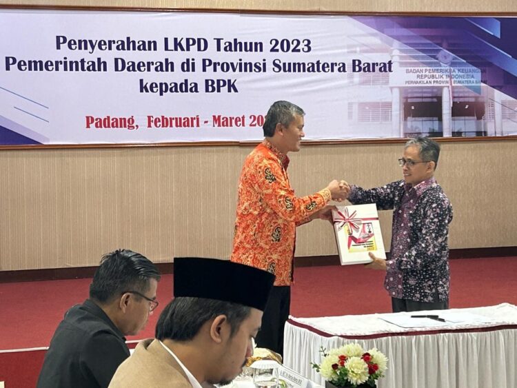 Roberia Serahkan LKPD Kota Pariaman 2023 pada BPK R 1 SERAHKAN LKPD— Pj Wali Kota Pariaman Roberia serahkan Laporan Keuangan Pemerintah Daerah (LKPD) Kota Pariaman tahun 2023 kepada Kepala BPK Perwakilan Sumatera Barat, Arif Agus.