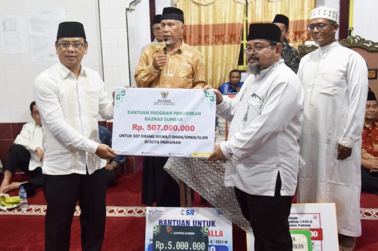 BANTUAN TSR PEMPROV— Gubernur Sumbar Mahyeldi menyerahkan bantuan saat kunjungan TSR Pemprov di Masjid Raya Maunggi.