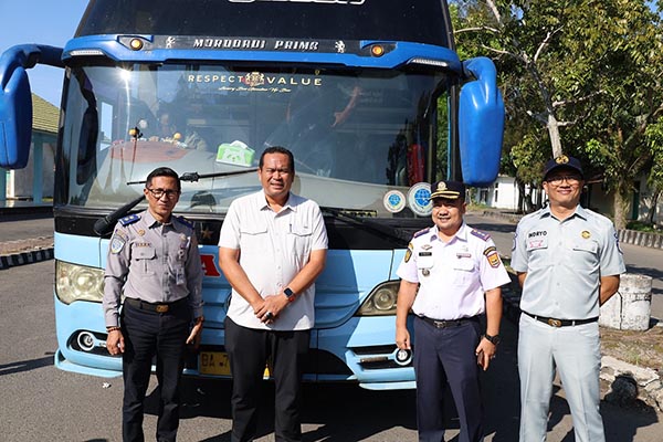 Melirik Terminal Jati Pariaman, Sekda Lakukan Inspeksi Keselamatan Lalu Lintas dan Angkutan Jalan 1 RAMPCHECK— Sekretaris Daerah Kota Pariaman Yota Balad, menyaksikan Inspeksi Keselamatan Lalu Lintas dan Angkutan Jalan (Rampcheck) Angkutan Kota Dalam Provinsi (AKDP) dan Angkutan Kota Antar Provinsi (AKAP), sekaligus pemasangan stiker laik jalan terhadap kendaraan penumpang yang memenuhi syarat teknis di Terminal Tipe A Jati Pariaman.