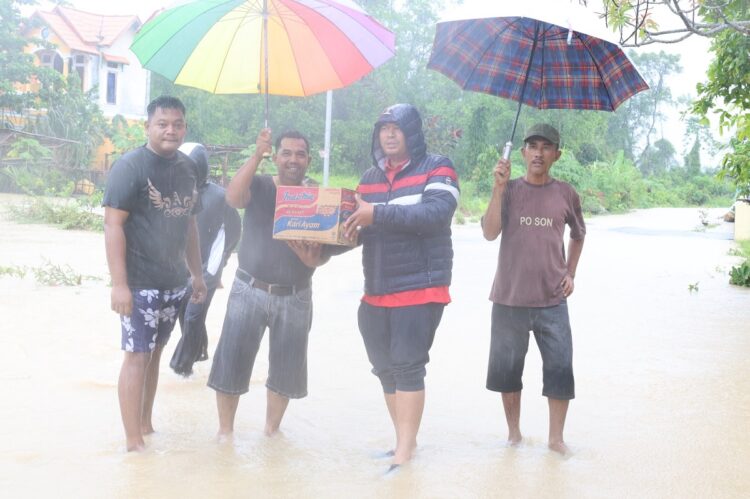 foto sekda serahkan bantuan saat korban tertimpa musibah banjir