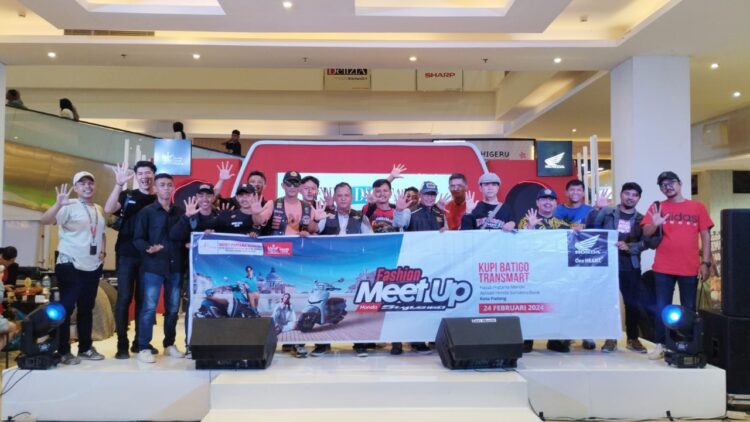 Honda Hayati Gelar Fashion Meetup AHSB Bareng New Honda Stylo160 1 FASHION MEET UP— PT HPM memperkenalkan New Honda Stylo 160 kepada komunitas Honda yang tergabung dalam AHSB melalui gelaran Fashion Meet Up New Honda Stylo 160. Bertempat di Transmart Padang kegiatan ini diikuti oleh sebanyak 30 bikers dari AHSB.