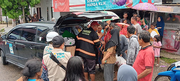 BANTUAN--PT PLN (Persero) Unit Induk Distribusi Sumatera Barat melalui Yayasan Baitul Maal  menyalurkan paket bantuan sembako dan makanan siap saji kepada warga terdampak banjir di beberapa titik kota Padang.