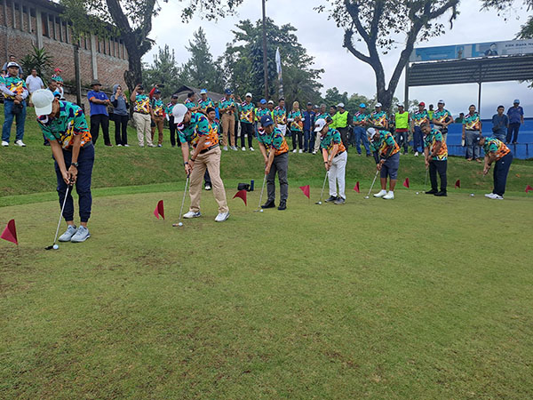 PEMUKULAN BOLA— Pembukaan turnamen golf ini ditandai dengan pemukulan delapan bola golf secara bersamaan.
