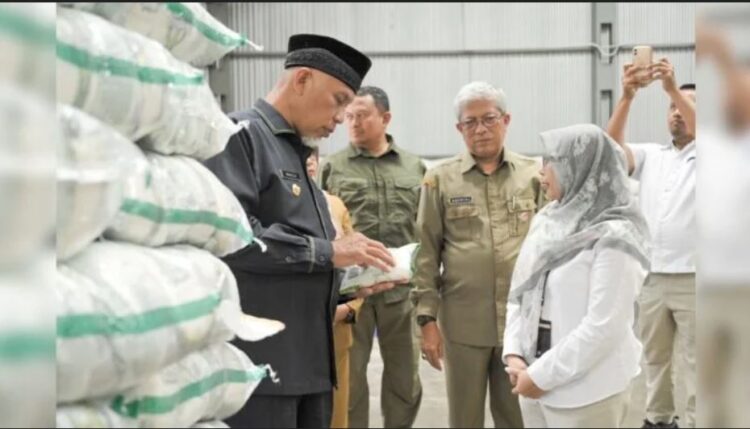 Gubernur Mahyeldi Cek Ketersediaan Gudang Bulog Sumbar, Stok Beras Aman tapi Harga kok Mahal..., Pemerintah Gelontorkan 5.000-6.000 Ton Beras SPHP 1 CEK GUDANG BULOG – Gubernur Mahyeldi Ansharullah, melakukan pengecekan ketersediaan stok cadangan beras Sumbar di gudang Bulog Sumbar, Kota Padang. Gubernur mengeklaim, stok beras Sumbar aman untuk memenuhi kebutuhan masyarakat selama Ramadhan dan Idul Fitri 1445 Hijriah.