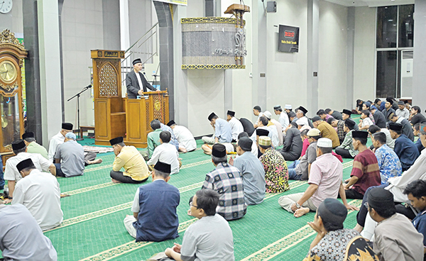 Peringatan Nuzul Quran, Gubernur Tekankan Penting Pembinaan Generasi Muda Berkarakter Qurani 1 TAUSIAH NUZUL QURAN— Gubernur Mahyeldi Ansharullah memberikan tausiah malam Nuzulu Quran di Masjid Raya Al-Azhar Universitas Negeri Padang (UNP), Selasa (26/3) malam.