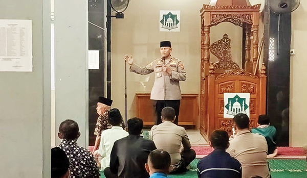 JUMAT KELILING— Kapolsek Koto Tangah Kompol Afrino, SH, MH bersama jajarannya melakukan Jumat Keliling dan tadarusan di Masjid Al Ikram Batang Kabung Ganting, Kecamatan Kototangah, Jumat (15/3).