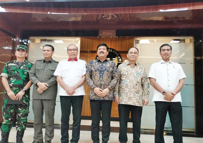 RAKORNAS— Menkominfo, Budi Arie Setiadi usai rapat rakornas di Kemenko Polhukam, Selasa (19/3).