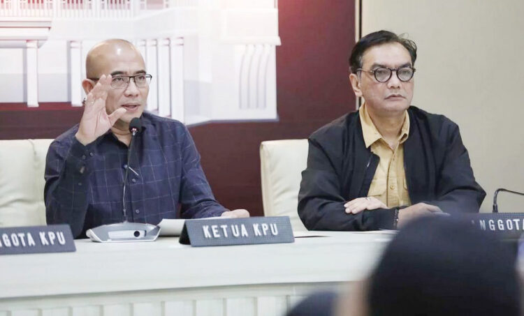 Gelar PSU di Kuala Lumpur, KPU Minta Bantuan Presiden Jokowi 1 BERI KETERANGAN— Ketua KPU RI Hasyim Asy ari bersama anggota KPU RI lainnya memberikan keterangan kepada wartawan terkait Perkembangan Pemilu Tahun 2024 di Gedung KPU, Jakarta,
Selasa (27/2).