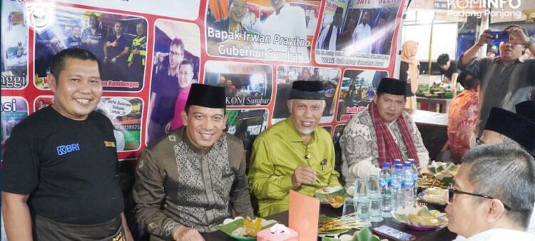 NIKMATI KULINER MALAM— Usai Safari Ramadhan di Masjid Nurul Yaqin, Penjabat (Pj) Wali Kota Padang Panjang, Sonny Budaya Putra, A.P, M.Si ajak Gubernur Sumatera Barat, H. Mahyeldi Ansharullah, S.P Datuak Marajo beserta rombongan menikmati kulineran malam di Pasar Kuliner (Paskul), Sabtu (23/3) malam.