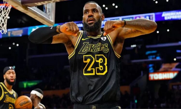 Pecah Rekor, LeBron James Pemain NBA Pertama yang Mencetak 40000 Poin 1 LeBron James sukses koleksi 40.000 poin menjadi pemain NBA pertama yang mencapainya ketika menghadapi Denver Nuggets pada Minggu (3/3) pagi WIB.