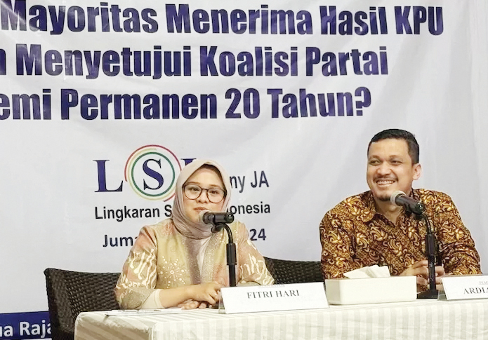 PAPARAN— Peneliti LSI Denny JA, Ardian Sopa saat paparan surveinya di Kantor LSI Denny JA, Jakarta Timur, Jumat (22/3).