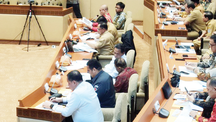 RAPAT EVALUASI— Mendagri Tito Karnavian dalam rapat evaluasi Pemilu 2024 di Komisi II DPR, Senin (25/3).