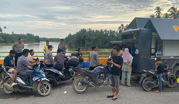 Bantu Warga Terdampak Banjir dan Longsor, Polda Sumbar Kirim Mobil Penjernih Air ke Pessel 1 BANTU WARGA— Polda Sumbar mengerahkan kendaraan penjernih air ke Pessel untuk membantu warga terdampak bencana.