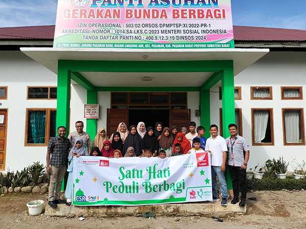 Satu Hati Peduli Berbagi, Hayati Pasaman dan Kinali Berbagi bersama Anak Yatim 1 CSR— Hayati Pasaman beserta Hayati Kinali selaku Dealer Sepeda Motor Honda wilayah Pasaman Barat melaksanakan aktifitas Corporate Social Responsibility (CSR) dengan menyambangi Panti Asuhan Gerakan Bunda Berbagi Rabu (13/3).