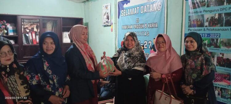 SERAHKAN—Tim Dewan Pimpinan Cabang (DPC) PPDI Kota Padang Panjang, serahkan bantuan.