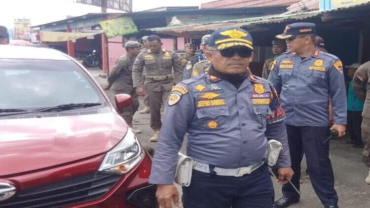 PENERTIBAN TERMINAL BAYANGAN— Petugas gabungan Bidang Keselamatan dan Operasional Dinas Perhubungan Kota Padang bersama Satpol PP Kota Padang melakukan penertiban terminal tidak resmi (terminal bayangan) di kawasan Lubukbegalung, Selasa (26/3).