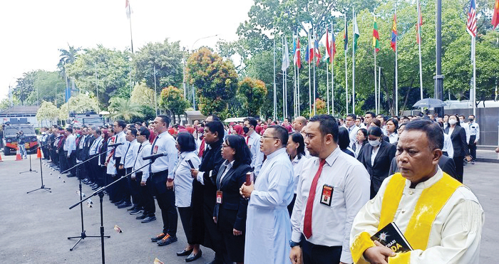 PENGAMBILAN SUMPAH— Pengambilan sumpah anggota Gugus Tugas Perselisihan Hasil Pemilu 2024, yang digelar di halaman Gedung MK, Jl Medan Merdeka Barat, Jakarta Pusat, Selasa (19/3).