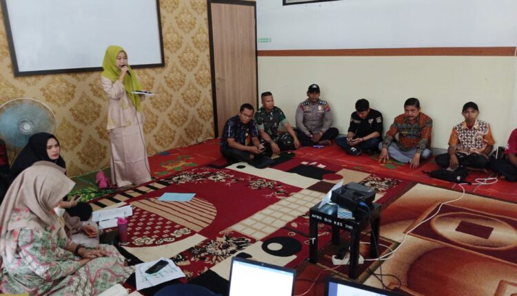 PENYULUHAN—Satgas TNI Manunggal Membangun Desa (TMMD) Kodim 0310/SS ke-119 bekerja sama dengan Dinas Kesehatan Kabupaten Sijunjung memberikan penyuluhan stunting kepada ibu dan balita di Aula Puskesmas  Padang Laweh Kecamatan Koto VII, Kabupaten Sijunjung.