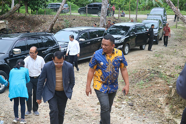 Sekolah Calon Pengusaha Diresmikan di Mentawai 1 RESMIKAN—Pj Bupati Mentawai, Fernando Jongguran Simanjuntak ketika menuju lokasi peresmian sekolah pengusaha.