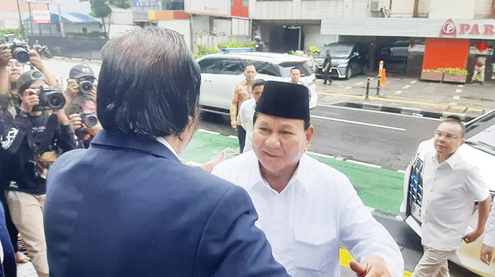 SAMBUT— Presiden terpilih Prabowo Subianto saat tiba di NasDem Tower, Jumat (22/3) disambut Ketum Partai Nasdem, Surya Paloh.