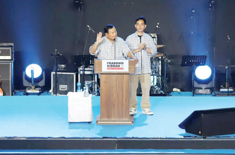 PIDATO— Calon presiden dan calon wakil presiden nomor urut 2 Prabowo Subianto dan Gibran Rakabuming Raka menyampaikan pidato pada acara pemantauan hasil quick count di Istora Senayan, Jakarta, Rabu (14/2).
