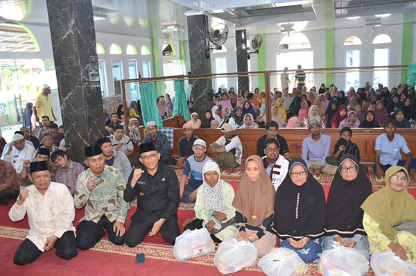 Ramadan Berbagi, 395 Mustahik di Padang Selatan Terima Paket Sembako 1 BERBAGI BERKAH— Wali Kota Padang Hendri Septa berbagi keberkahan dengan menyalurkan paket sembako bagi para mustahik di kota Padang, Rabu (13/3).