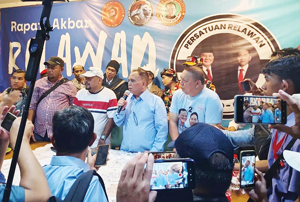 RAPAT AKBAR— Jelang pengumuman hasil Pilpres 2024 dari KPU, pewakilan relawan dan pelaku UMKM pendukung paslon nomor urut dua Prabowo-Gibran menghadiri rapat akbar persiapan syukuran kemenangan Prabowo-Gibran.