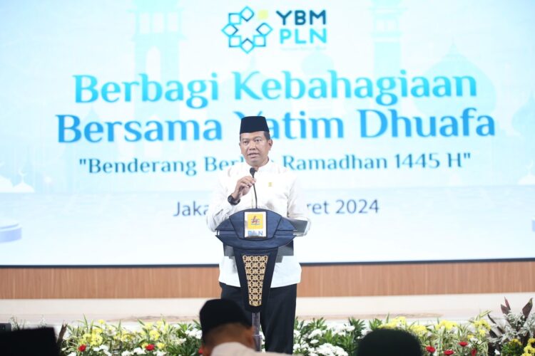 BANTUAN— Direktur Utama PLN Darmawan Prasodjo saat penyerahan bantuan secara simbolis kepada yatim dhuafa di Auditorium PLN Kantor Pusat, Jakarta, Kamis (21/3).