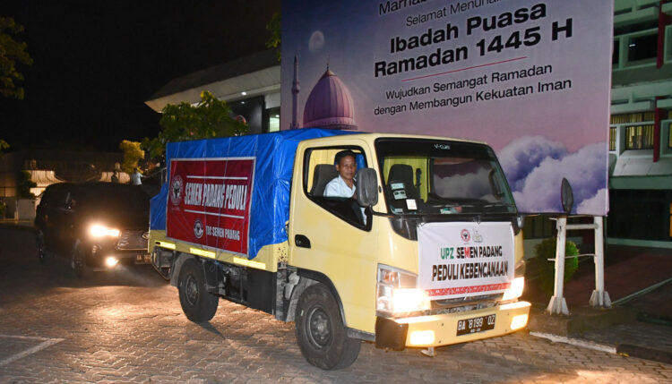 KIRIM BANTUAN TAMBAHAN—  PT Semen Padang bersama Anak Perusahaan Lembaga Penunjang (APLP) kembali memberi perhatian terhadap bencana banjir yang terjadi di Pesisir Selatan. Rabu (13/3) malam, sejumlah truk mengirim bantuan ke Pesisir Selatan berupa 3 unit genset masing-masing 3000 watt beserta 70 liter BBM, lilin besar 1000 pcs, kompor komplit , serta  sembako dan lainnya.