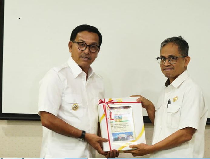 Solsel Serahkan LKPD Tahun 2023 kepada BPK RI Perwakilan Sumbar 1 SERAHKAN— Bupati Solok Selatan H Khairunas menyerahkan LKPD di Kantor BPK RI Perwakilan Sumbar di Padang, Rabu (13/3).