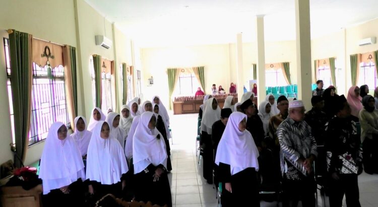 SISWA LANSIA—Inilah para wajah siswa lansia yang akan bersekolah di Sekolah Lansia Tangguh Pasaman Barat, Kamis (14/3) di Aula Kantor DPPKBP3A.  Sekolah Lansia untuk usia 60 tahun ke atas itu baru ada di dua kecamatan yaitu Kecamatan Pasaman dan Kecamatan Luhak Nan Duo.