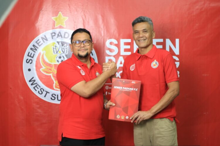 TANDATANGAN KONTRAK— CEO SPFC, Win Bernadino, bersama Pelatih Kepala  Hendro Susilo SPFC untuk mengarungi Liga 1 musim 2024/2025 usai menandatangani kontrak, di KSSP, Indarung, Senin (25/3).