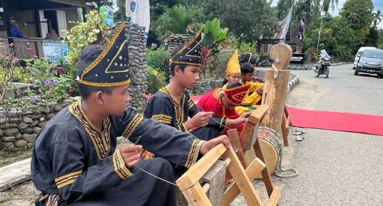 Rasakan Suasana Minangkabau Tempo Dulu, Nikmati Keindahan Perkampungan Adat Nagari Sijunjung 1 KAMPUNG ADAT— Sejumlah keunikan nilai-nilai adat dan budaya yang berumur ratusan tahun masih tersaji pada desa wisata Perkampungan Adat di Jorong Padang Ranah dan Tanah Bato, Kecamatan Sijunjung Kabupaten Sijunjung.