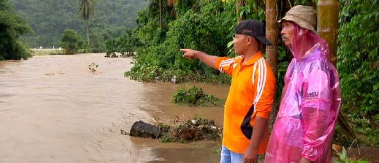 Batang Malakutan Meluap, Rendam Puluhan Haktare Sawah 1 MELUAP— Terlihat seorang warga menunjuk hulu sungai Batang Malakutan di Desa Talago Gunung Kecamatan Barangin, Kota Sawahlunto.