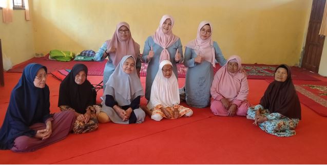 BERSAMA— Pembinaan Pokja II TP-PKK Kota Solok usai meninjau istana lansia (lanjut usia) Serambi Madinah yang berada di Kelurahan IX Korong Kota Solok foto bersama.