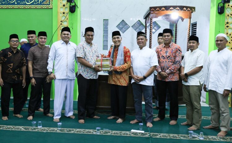 Pelaksanaan TSR Tahun 2024, Program Pembangunan Perlu Keseimbangan Komunikasi Pemerintah dengan Warga 1 SERAHKAN BANTUAN—TSR Provinsi Sumbar serahkan bantuan kepada pengurus saat mengunjungi Masjid Raya Air Santok, Kecamatan Pariaman Timur, Kota Pariaman.