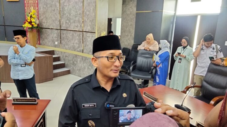 CARI SOLUSI--Wali Kota Padang Hendri Septa masih mencari formula yang tepat dalam mencegah terjadinya tawuran di generasi muda di Kota Padang.