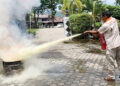 Damkar Padang Latih Warga Padamkan Api