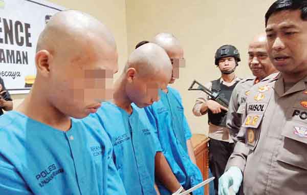 Sadis! Gadis Bawah Umur Diperkosa 4 Pemuda, Korban Dipaksa Mabuk dengan Dicekoki Tuak, Tangan dan Kaki Dipegangi lalu Dieksekusi Bergantian 1 PEMERKOSAAN— Kapolres Padangpariaman, AKBP Faisol Amir saat menginterogasi tiga dari empat pelaku pemerkosaan
terhadap gadis di bawah umur yang sudah berhasil ditangkap.