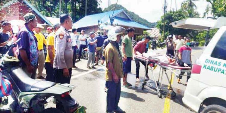 EVAKUASI— Polisi mengevakuasi jenazah IRT yang tewas akibat ditabrak mobil saat mengendarai sepeda motor.
