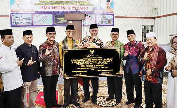 SMKN 3 Padang selalu berbenah diri, Pembangunan Musholla Jami', Edotel Tahap 1 dan Teaching Factory (TeFa) Diresmikan oleh Gubernur Sumbar Mahyeldi Ansharullah 1 Prasasti Pembangunan Musholla Jami’,Edotel Tahap 1 dan Teaching Factory (Tefa)
SMKN 3 Padang.