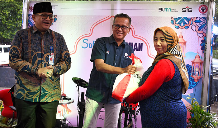 Sambut 26 Tahun Kementerian BUMN, PT Semen Padang Gelar Pasar Murah, Mudik Gratis dan Bazar UMKM 1 PENYERAHAN SEMBAKO-- Dirut PT Semen Padang Indrieffouny Indra, menyerahkan paket sembako kepada warga, dan disaksikan Sekda Kota Padang Andree Algamar, saat pembukaan Pasar Murah dan Bazar UMKM Binaan BUMN, Kamis (4/4) di Lapangan GOR PT Semen Padang.